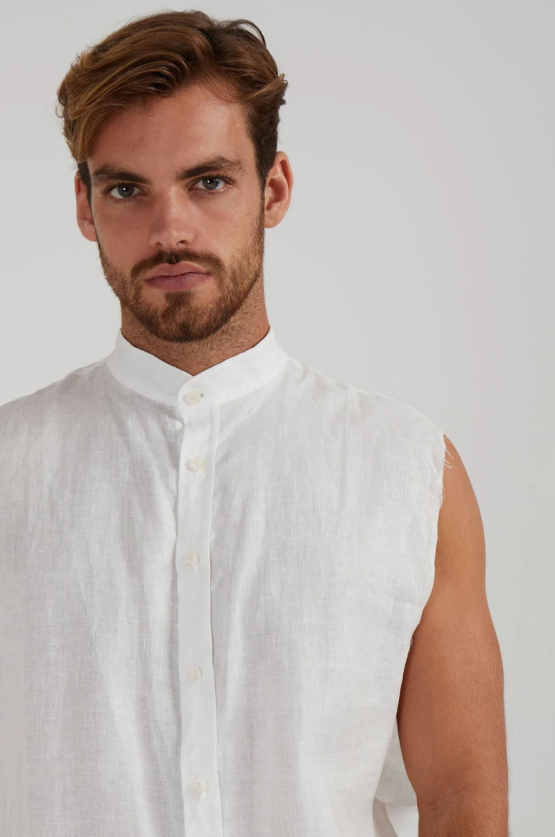 GUNS SLEEVELESS LINEN SHIRT IN WHITE